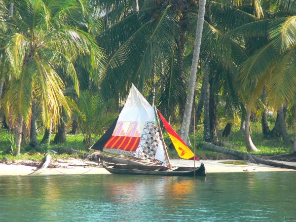 85- Ulu aux voiles colorees 